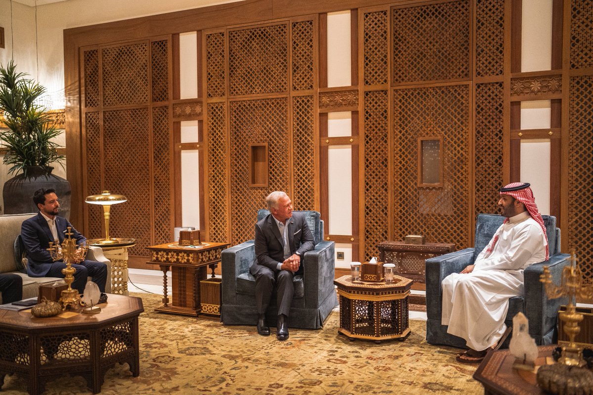 RHCJO's tweet photo. عقد جلالة الملك عبدالله الثاني وسمو الأمير محمد بن سلمان بن عبدالعزيز آل سعود ولي العهد، رئيس مجلس الوزراء في المملكة العربية #السعودية لقاء في جدة، بحضور سمو الأمير الحسين بن عبدالله الثاني ولي العهد
#الأردن https://t.co/0v8mln4kFr