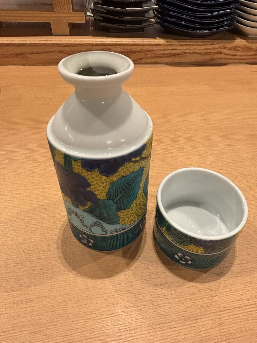 makiryo_mba's tweet photo. AI・DX研究会後のあと、ぶらり大先輩のお店の前を通りがかり、ひとり晩酌。
#jgroup
#寿司と串とわたくし
あまりにもハードな1週間で5キロ痩せたので栄養補給。てっさと鰆の炙りって、めちゃ美味いよね。加えて良い仕入の旬の鰆に出会うと、かなり至福なんだよな。ここ10年、刺身は鰆の炙りがイチ推し https://t.co/ob66z1rcOX