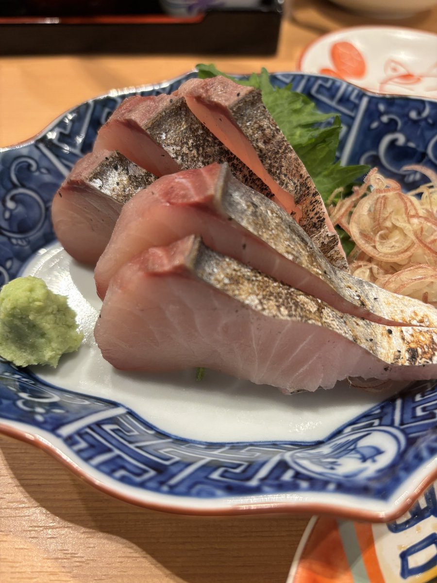 makiryo_mba's tweet photo. AI・DX研究会後のあと、ぶらり大先輩のお店の前を通りがかり、ひとり晩酌。
#jgroup
#寿司と串とわたくし
あまりにもハードな1週間で5キロ痩せたので栄養補給。てっさと鰆の炙りって、めちゃ美味いよね。加えて良い仕入の旬の鰆に出会うと、かなり至福なんだよな。ここ10年、刺身は鰆の炙りがイチ推し https://t.co/ob66z1rcOX