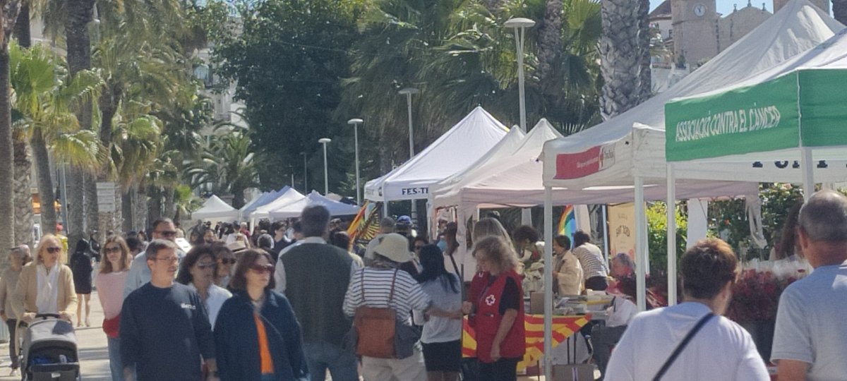 John Geraint (@drjohngeraint) on Twitter photo Today, Sant Jordi's Day in Catalunya is the day of roses - and books. Famous authors sign copies in stalls along the seafront in Sitges. <a href="/YLolfa/">Y Lolfa</a> <a href="/cambriabooks/">Cambria Publishing</a> <a href="/carolynhodges/">Carolyn Hodges</a> Today, Sant Jordi's Day in Catalunya is the day of roses - and books. Famous authors sign copies in stalls along the seafront in Sitges. <a href="/YLolfa/">Y Lolfa</a> <a href="/cambriabooks/">Cambria Publishing</a> <a href="/carolynhodges/">Carolyn Hodges</a>
