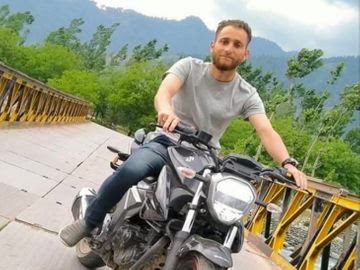 नजाकत अली ने बचाई 11 लोगों की जान 

छत्तीसगढ़ के 11 लोग पहलगाम में थे। आतंकी हमला हुआ तो एक कपड़ा व्यापारी नजाकत अली इनके लिए फरिश्ता बन गया। 

जब हमला हुआ और लोग इधर उधर भागने लगे तो नजाकत अली ने सूझबूझ से इन 11 लोगों को वहां से सुरक्षित निकाल लिया और होटल की तरफ ले गए।