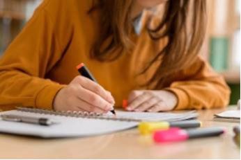 Face aux difficultés de recrutement dans les métiers du médico-social, nous octroyons depuis 2019 des bourses aux élèves futurs assistants sociaux, éducateurs spécialisés, éducateurs de jeunes enfants et infirmiers puériculteurs qui décideraient d’intégrer les services