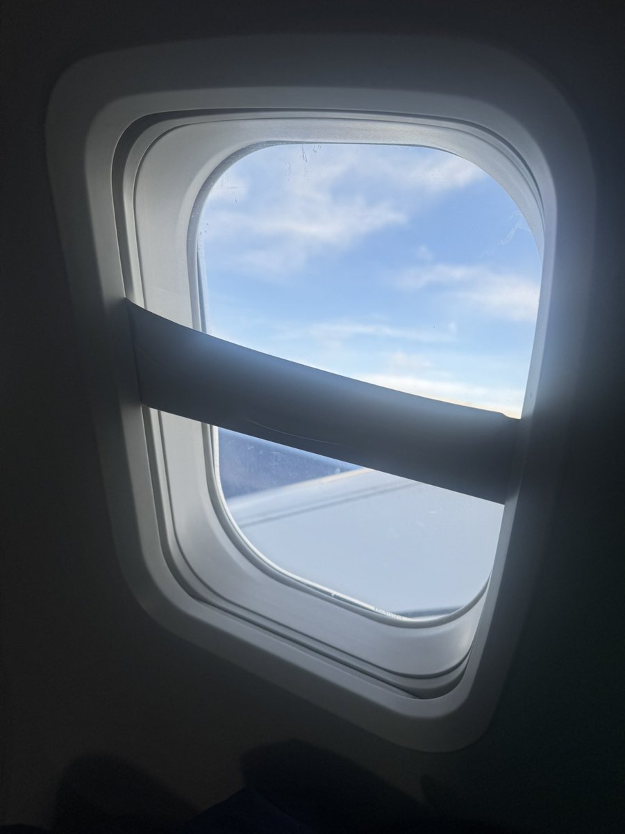 tomrockmomsock's tweet photo. Thanks @Delta for having broken shades for my restful redeye flights this morning. 🙄 https://t.co/P1Tolyj048