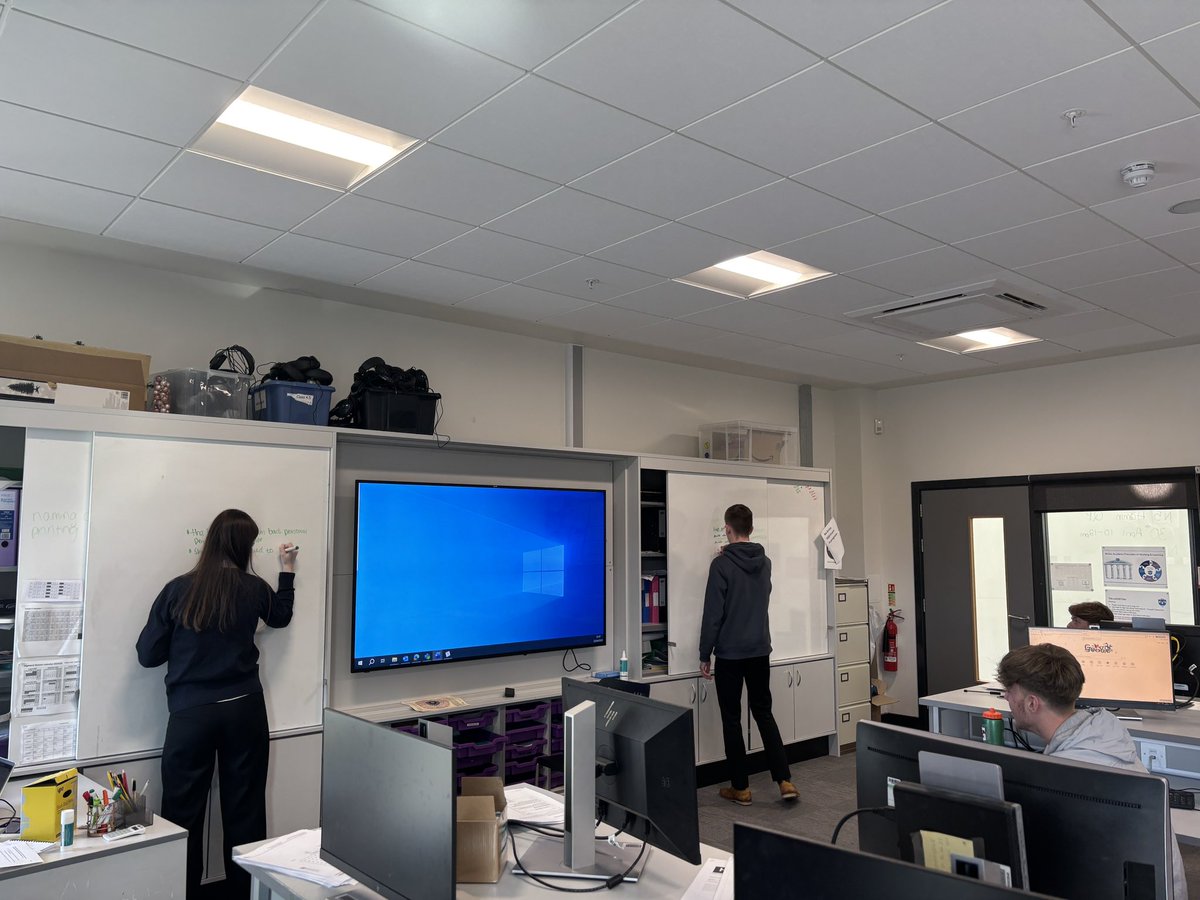 Higher Business enjoyed a (competitive) revision race this afternoon 📚🏎️🏁