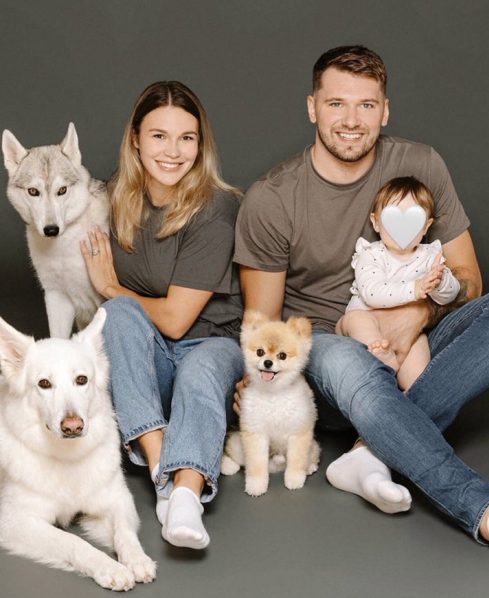 TheMagicBR's tweet photo. O cara é pai de Pet 
Pai de menina
Um esposo exemplar 
Fiel
E ainda dropa 30 pontos toda noite nos Playoffs 

EU TE AMO LUKA DONCIC. 

Bom dia. https://t.co/zqbG6U5ZXQ