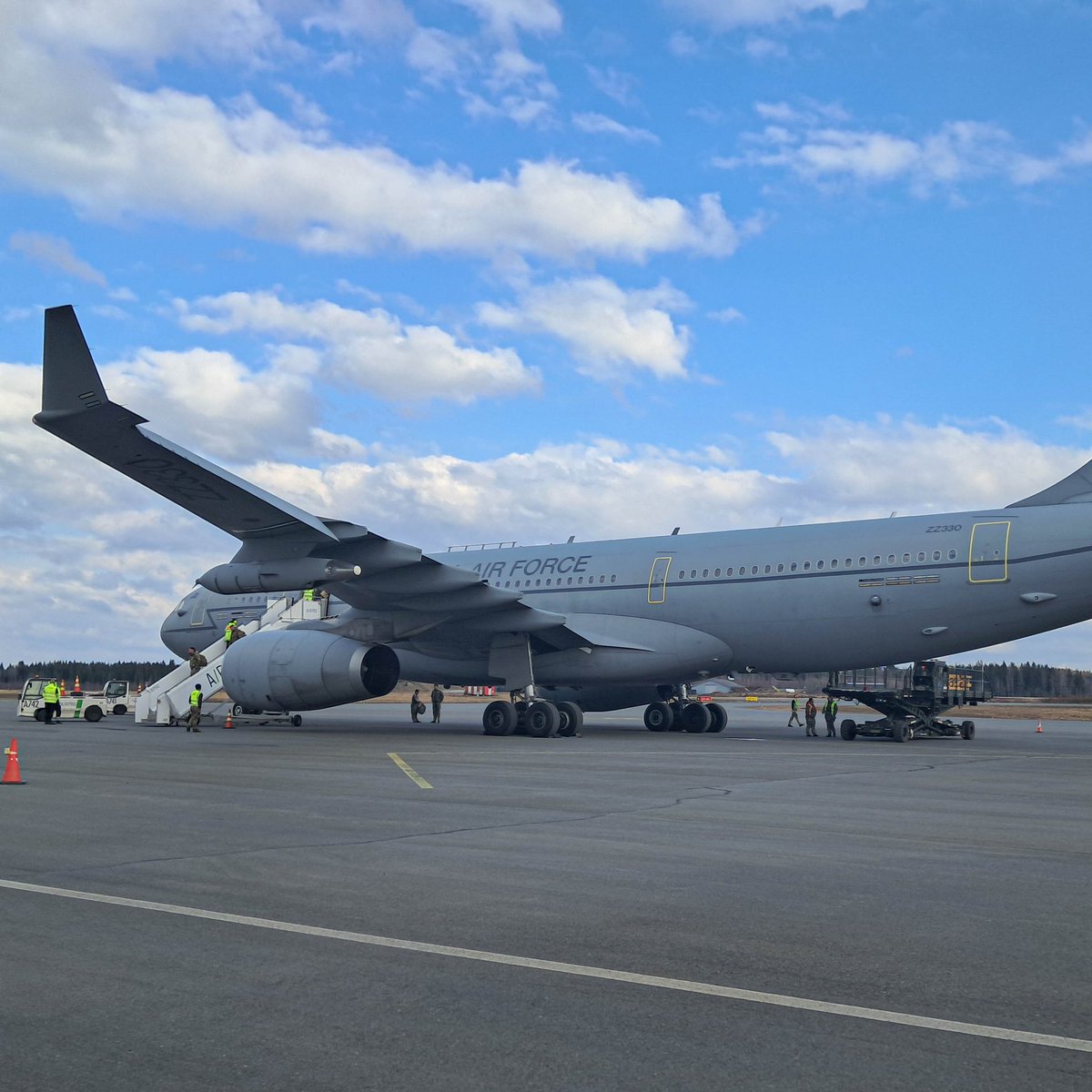 Strategic transport works on land, at sea and in the air! ⚙️

#pvlogl is practicing the movement of 🇬🇧 troops and equipment. The logistical operation has been carried out both by air transport and by strategic sea transport.
#maavoimat #JEFTogether #StrongerTogether