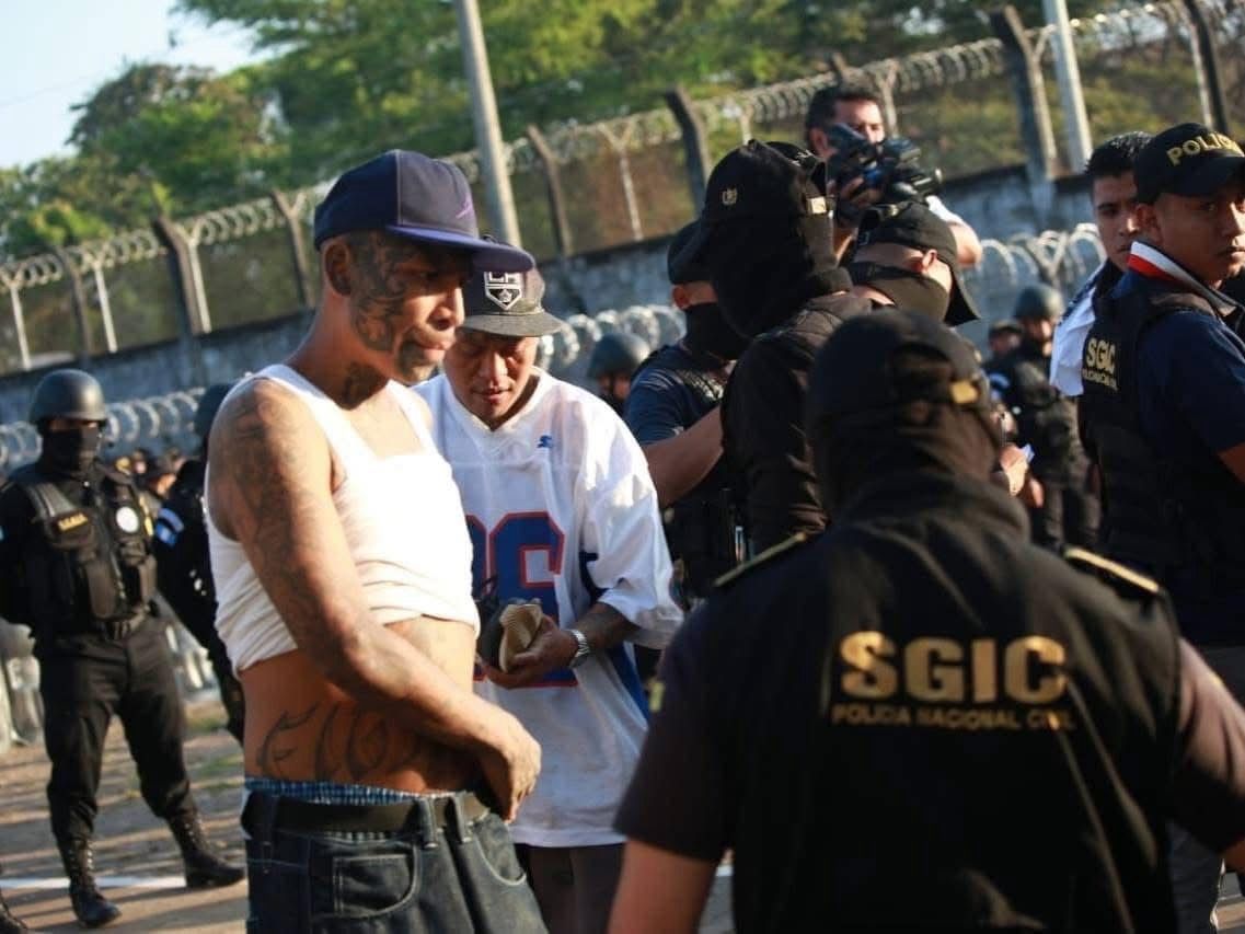 Noti7Guatemala's tweet image. 200 elementos de la #PNC, participan de una #Requisa en la cárcel #FraijanesII, donde se encuentran los líderes del #Barrio18, conocida como #LaRueda.