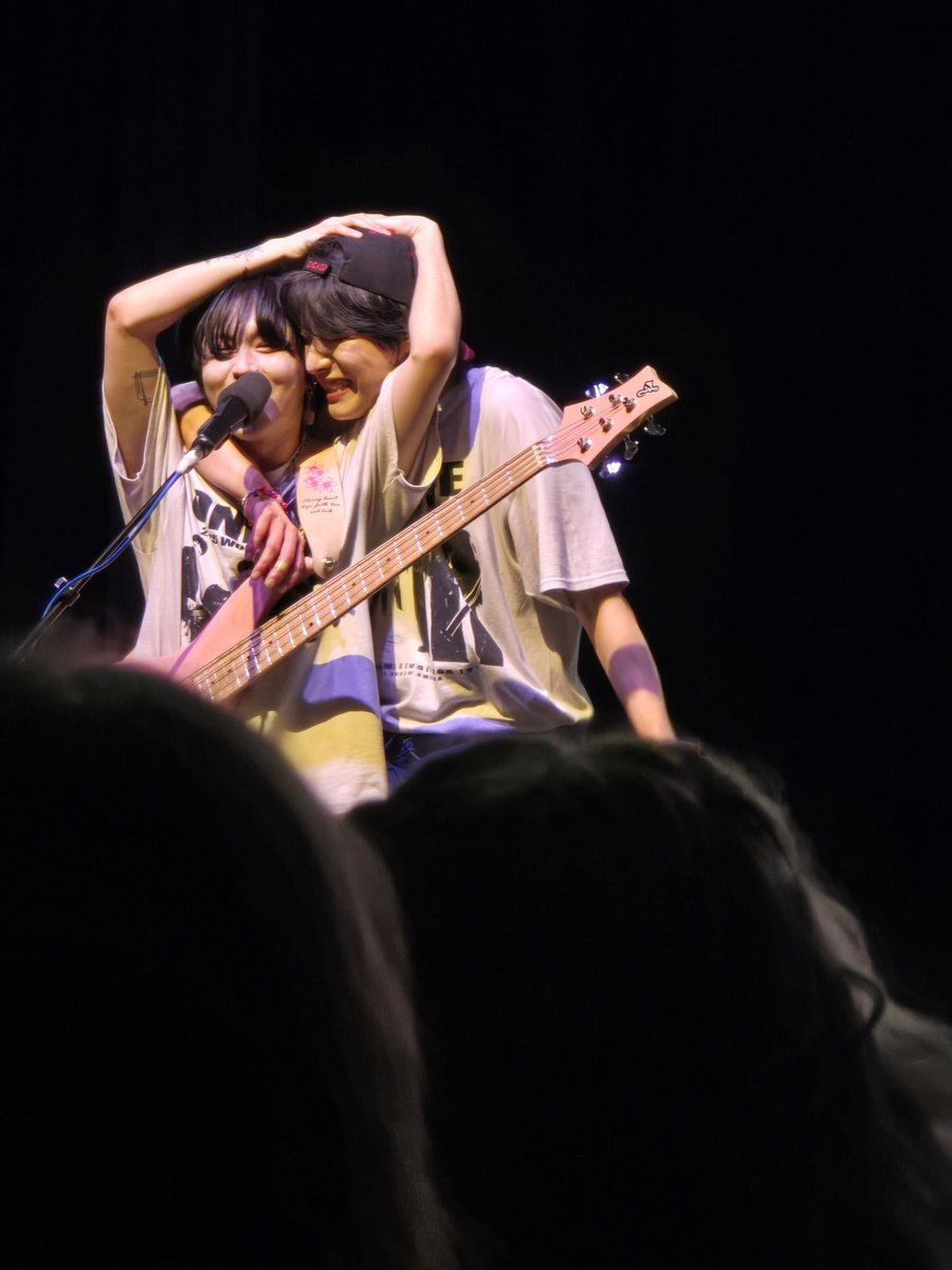 atinymoastay_95's tweet photo. They all have so much fun on stage together but leader line will always be my fav duo haha😆🤧💜
#2025_ONEWE_WORLD_TOUR #ONEWEinChicago #ONEWE_WORLDTOUR #ONEWE #KANGHYUN #yonghoon #guik #HARIN #DONGMYEONG https://t.co/cjcLuy6PXh
