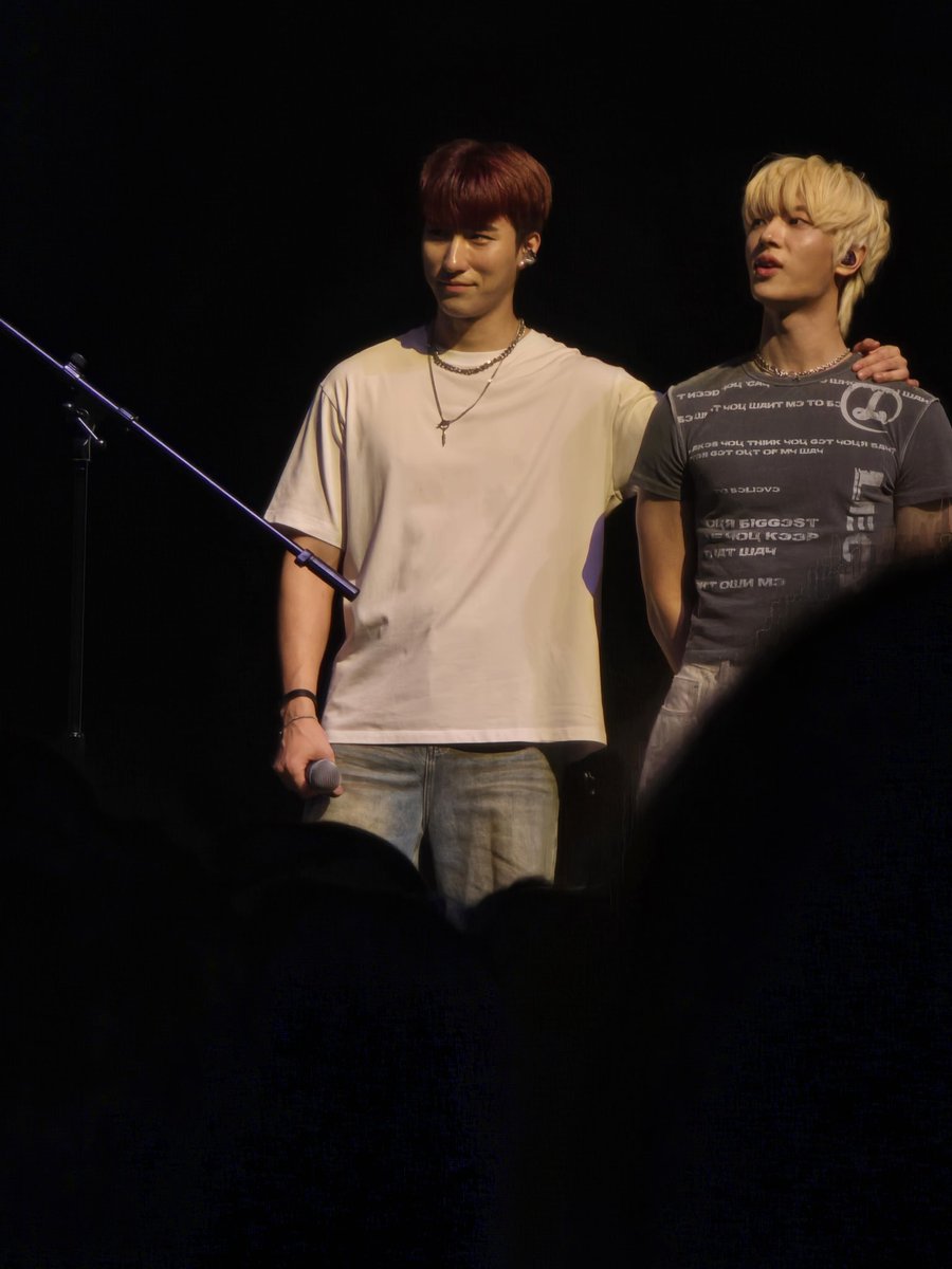 atinymoastay_95's tweet photo. They all have so much fun on stage together but leader line will always be my fav duo haha😆🤧💜
#2025_ONEWE_WORLD_TOUR #ONEWEinChicago #ONEWE_WORLDTOUR #ONEWE #KANGHYUN #yonghoon #guik #HARIN #DONGMYEONG https://t.co/cjcLuy6PXh