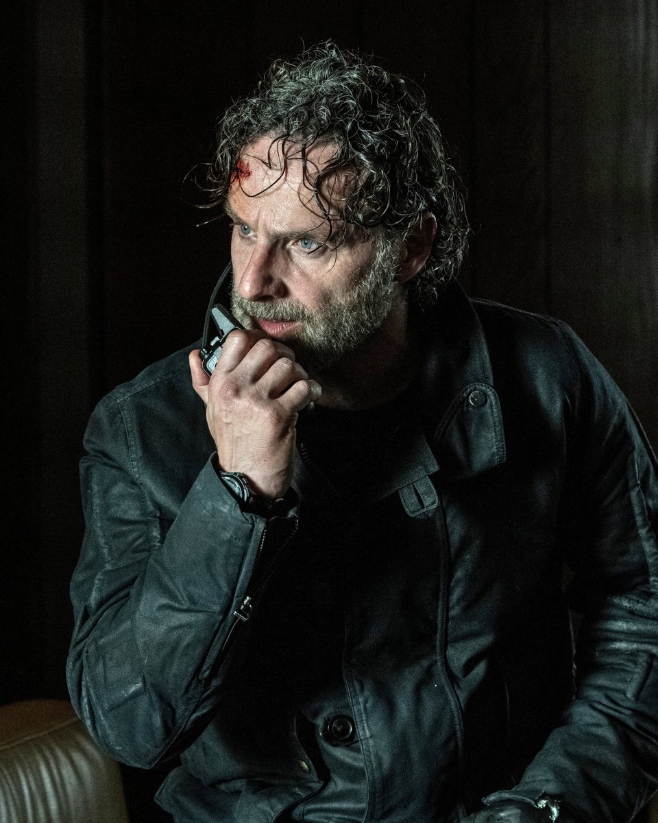TvTWD's tweet photo. الكاتب سكوت قيمبل :

"هنالك شخصيات رئيسية في مختلف مسلسلات TWD أرغب في العودة إليها مجدداً، يمكن أن نستأنف قصصهم من حيث توقّفنا أو ربما نراهم بعد مرور وقت طويل (قفزة زمنية)".

#TWD https://t.co/pjfhaPP3Ak