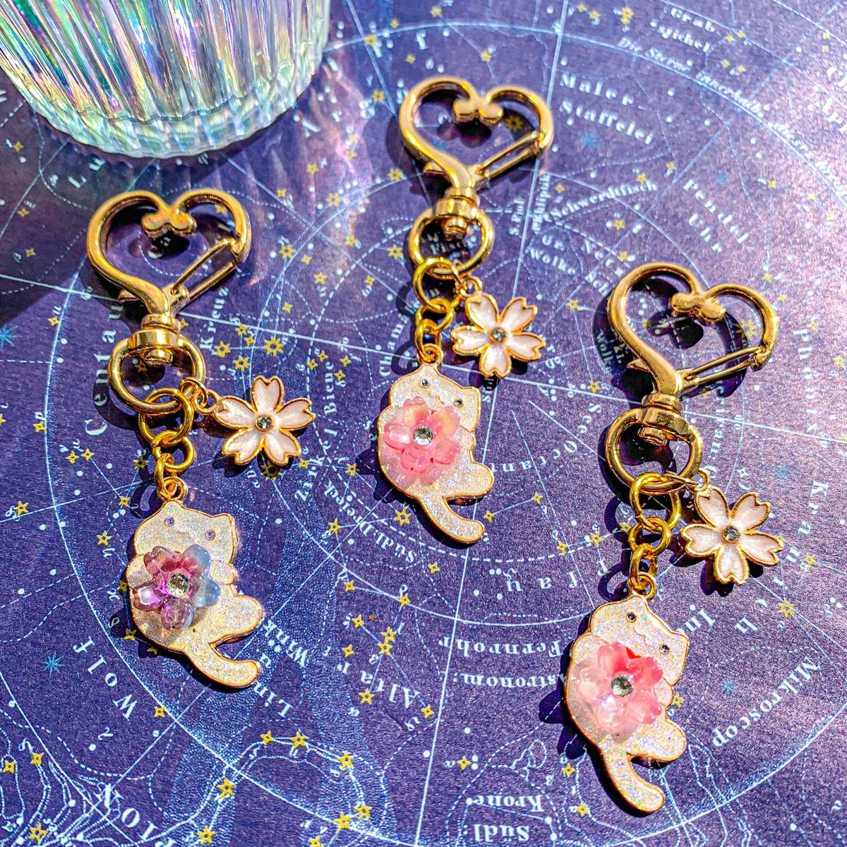 いよいよ今週末開催 #ニコニコ超会議2025 

初出展で、ド緊張してます…

星・宇宙・猫・ハンドメイド・キラキラした物
が好きな #ニコニコ超会議 に来る皆様- ̗̀📣

見るだけで構いません
ぜひ【8ホール は-22 他】ブースにお立ち寄りください

【宇宙】×【猫】の織り成す物語を届けます