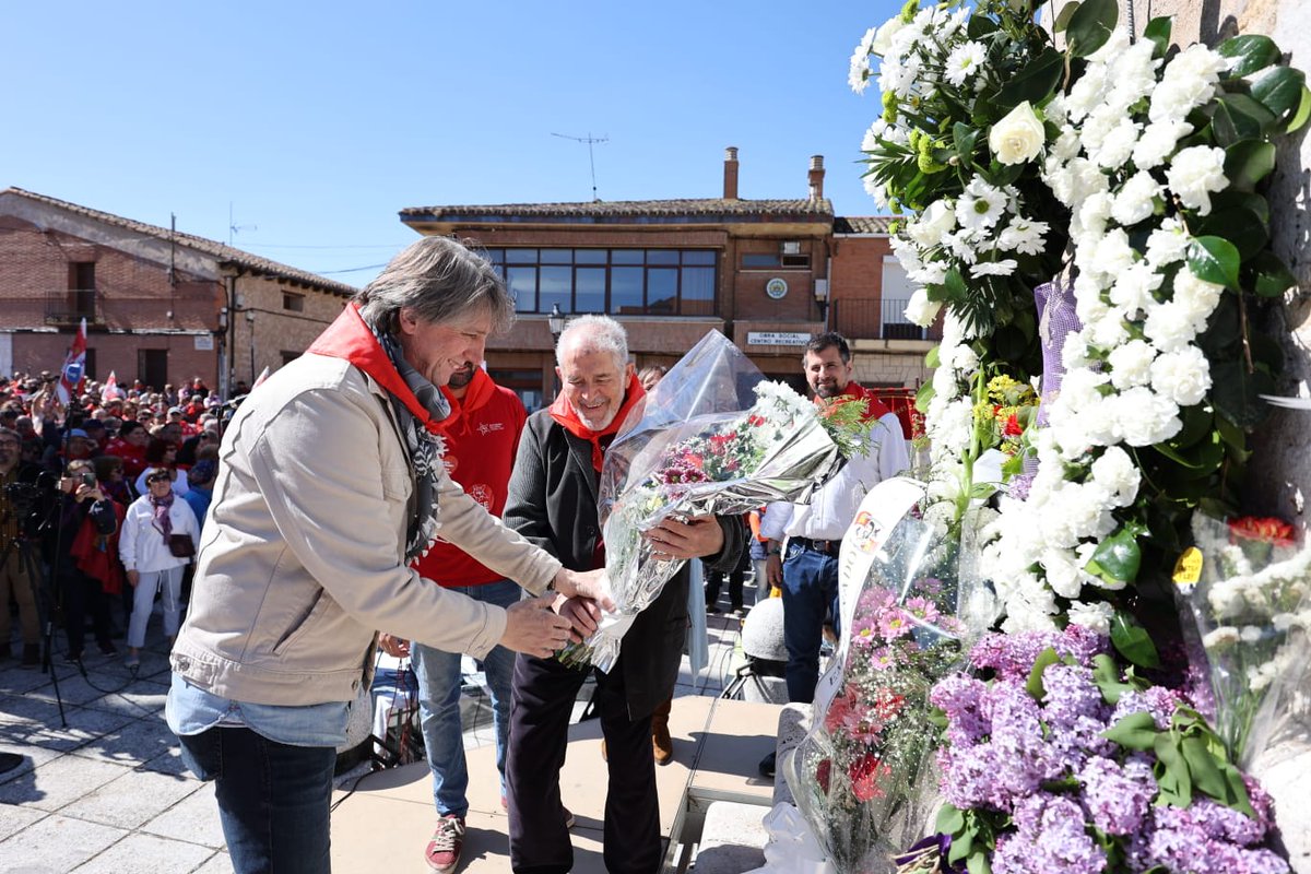 PSOE_CyL's tweet photo. Tradicional ofrenda en el monolito a los Comuneros por el #DíadeCastillayLeón.

🌹 @cmmsoria encabeza la comitiva junto a @PatriciaGmezUrb, Demetrio Madrid y @Diego__Vallejo.

¡Viva Castilla y León! ¡Viva Villalar!

❤️🤍 #Villalar2025 https://t.co/7K4lobOu0y