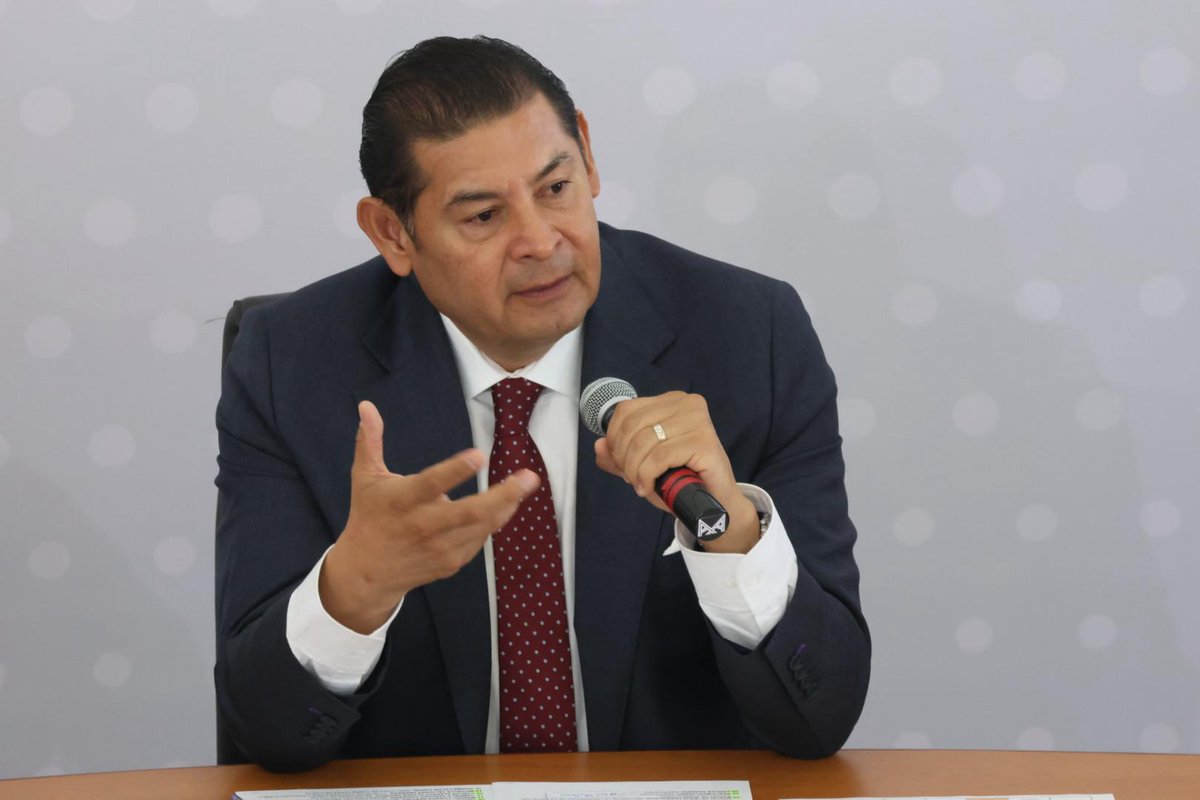elsoldepuebla1's tweet photo. En Punto | El gobernador Alejandro Armenta tiene razón. Los corralones del estado, o una cantidad importante de ellos, se han vuelto sitios de saqueo para los transportistas.
https://t.co/Oq1V8J3B8X https://t.co/dzx0LwBV02
