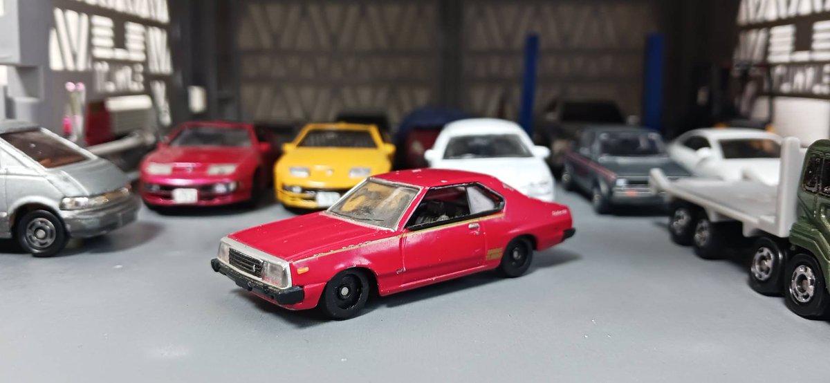 リアルXのスカイライン HT 2000GTレストアしました！！
カラーはタミヤのシルバーリーフです
ホイールはAE86の純ホイ流用です
ホイールが2つしか無かったのでフロントのホイールはおゆまるで型取ってパテで複製したやつですw
ベースは4枚目です