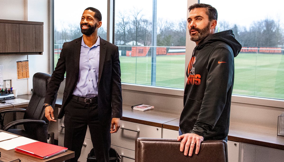 ESPN Cleveland (@espncleveland) on Twitter photo The Browns are in trade talks with teams at the back end of the first round about coming up for a QB, per <a href="/DMRussini/">Dianna Russini</a>.
👀👀👀 The Browns are in trade talks with teams at the back end of the first round about coming up for a QB, per <a href="/DMRussini/">Dianna Russini</a>.
👀👀👀
