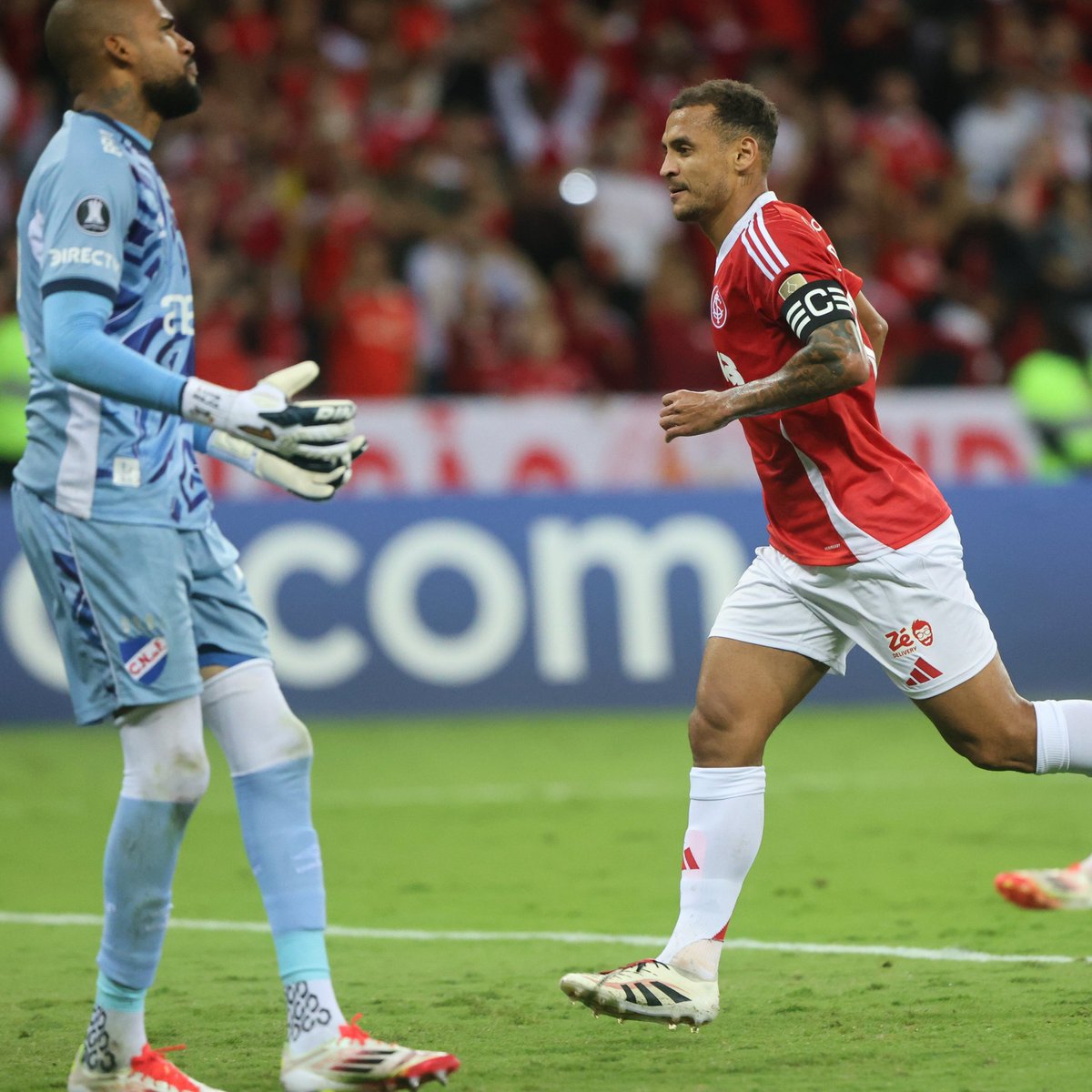 tocaypassaa's tweet image. 📊⚽️ As últimas 3 partidas da Libertadores com 6 ou mais gols:

🇧🇷 Internacional 3-3 Nacional 🇺🇾

🇨🇴 Bucaramanga 3-3 Colo Colo 🇨🇱

🇵🇾 Cerro Porteño 4-2 Bolivar 🇧🇴