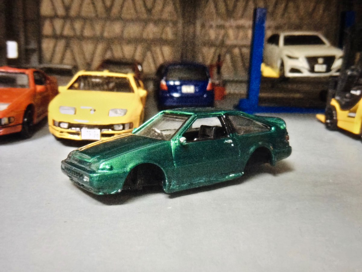 リアルXのスプリンタートレノ改造しました！
カラーは水性ホビーカラーのブラックを下地にしてタミヤのマイカレッドを吹きました
ホイールが1つ無かったので左フロントはおゆまるで型取ってパテで複製したやつです！
ベースは4枚目の中1の時に弄って放置してたやつです～