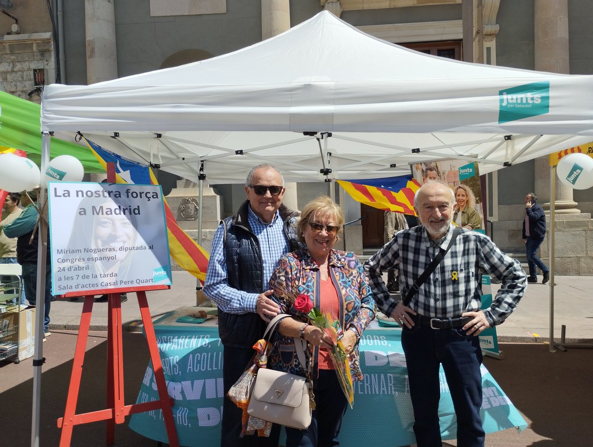 🔹Hi som presents amb parades com en molts d'altres municipis.
🔹Perquè llegint, parlant, somiant i estimant en català fem país.
🌹Bon Sant Jordi 
🌹Vine a celebrar-ho amb nosaltres!