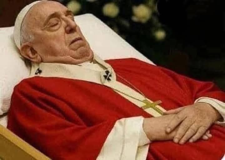 Lejos del dinero, lejos de ser millonario 

Al morir, el Papa Francisco tenía apenas 100 dólares como patrimonio personal. Carecía de cuentas bancarias, propiedades e inversiones a su nombre.

Aunque podía ganar 340 mil euros al año, nunca aceptó el sueldo del Vaticano, ya que...