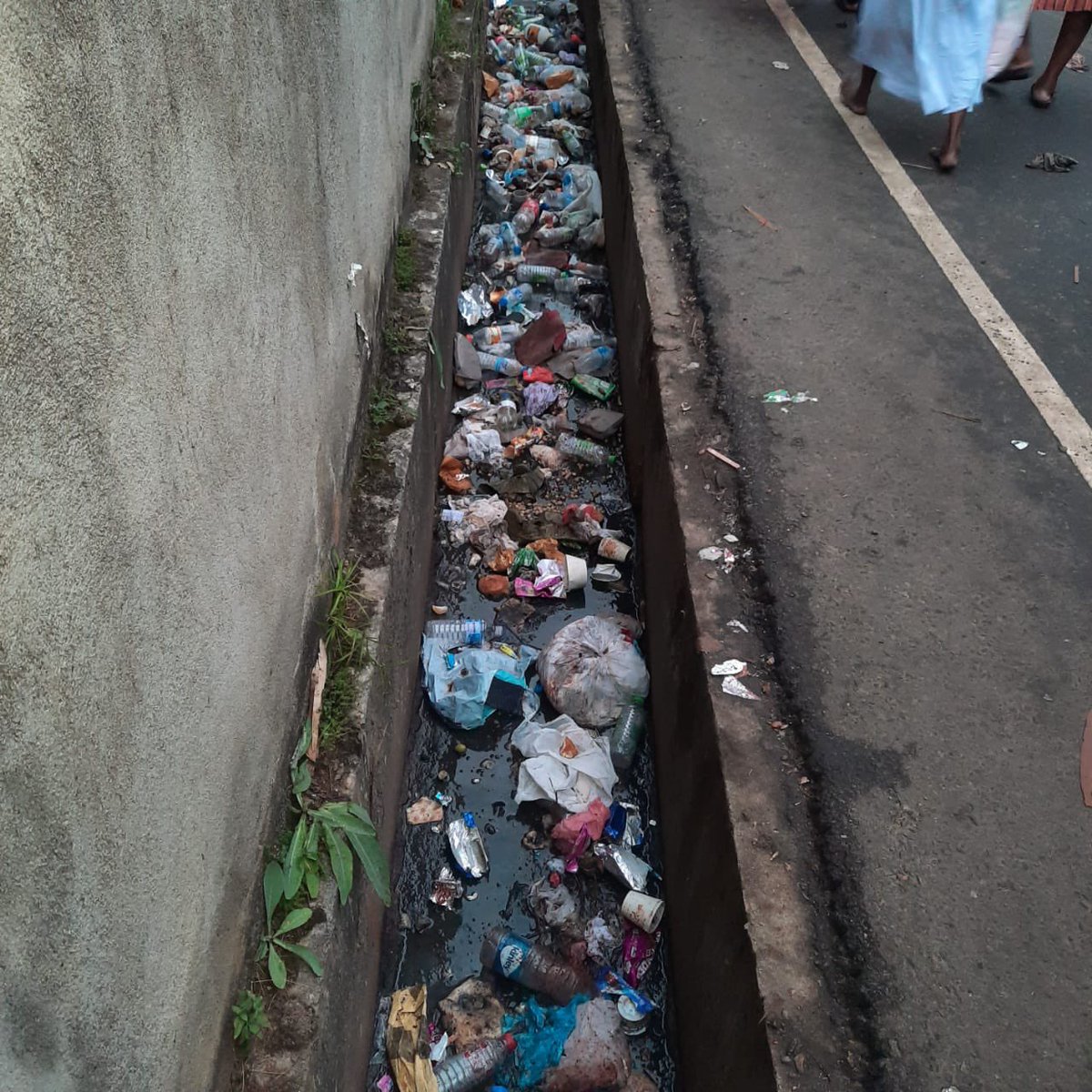 TomesReader's tweet photo. No amount of system change will help here
#CleanSriLanka should  be a mindset on all the cirizens https://t.co/CdgK0sa0RZ
