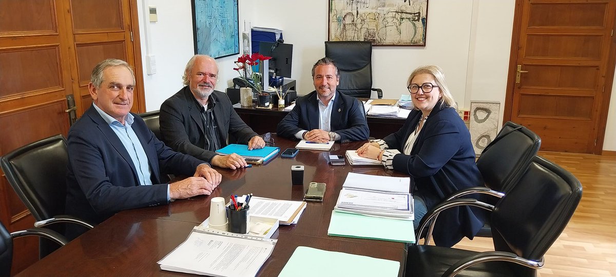 El <a href="/ConselldeMca/">Consell de Mallorca</a> es reuneix amb <a href="/ajllucmajor/">Ajuntament Llucmajor</a>
per tractar temes de mobilitat com accesos a urbanitzacions, carretera Llucmajor-Algaida i vial cívic al polígon de Son Noguera. Conseller <a href="/frubioaguilo/">Fernando Rubio</a>, batlessa <a href="/XiscaL/">Xisca Lascolas</a> i director insular <a href="/rafel_gelabert/">Rafel Gelabert Tortella</a>
participaren a la trobada.