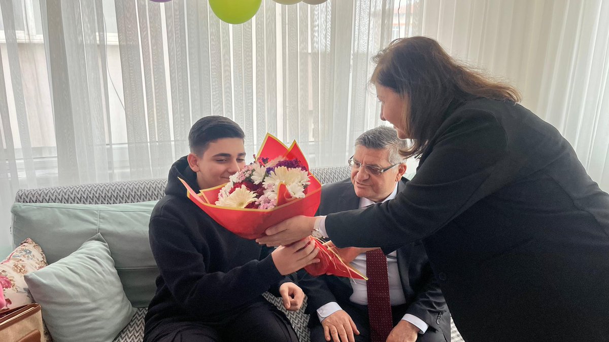 T.C. Sinop Valiliği (@tcsinopvaliligi) on Twitter photo “Rahman Efe’ye 23 Nisan Sürprizi!”🇹🇷🎈
Valimiz Dr. <a href="/mustafaozarslnn/">Dr. Mustafa Özarslan</a> ve eşi Reva Beray Özarslan Hanımefendi, geçirmiş olduğu rahatsızlık nedeniyle, "evde eğitim" alan Rahman Efe Öz’ü ziyaret etti.
Rahman Efe ile yakından ilgilenen Sayın Valimiz ve eşi Hanımefendi, 23 Nisan “Rahman Efe’ye 23 Nisan Sürprizi!”🇹🇷🎈
Valimiz Dr. <a href="/mustafaozarslnn/">Dr. Mustafa Özarslan</a> ve eşi Reva Beray Özarslan Hanımefendi, geçirmiş olduğu rahatsızlık nedeniyle, "evde eğitim" alan Rahman Efe Öz’ü ziyaret etti.
Rahman Efe ile yakından ilgilenen Sayın Valimiz ve eşi Hanımefendi, 23 Nisan