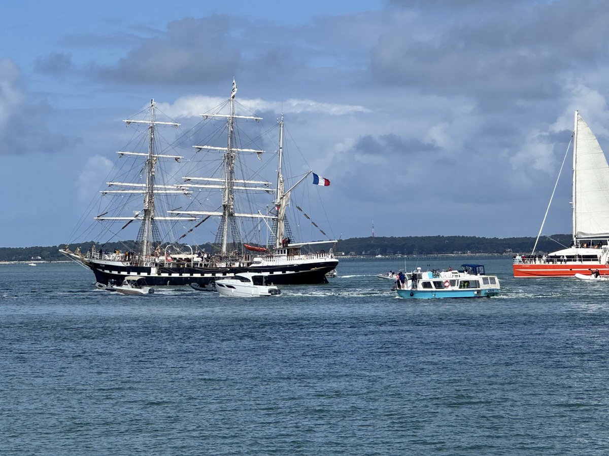 Départ du #Belem , de la #Belle Poule et du #Lys Noir du ⁦<a href="/BassinArcachon/">Bassin d'arcachon</a>⁩ hier, avec enfin un peu de soleil 🌞🙏 !!! Impossible au Belem de mettre les voiles, trop difficile de se diriger au niveau des passes #vacancesdePaques pour les petits parisiens 🤩⛵️🎉