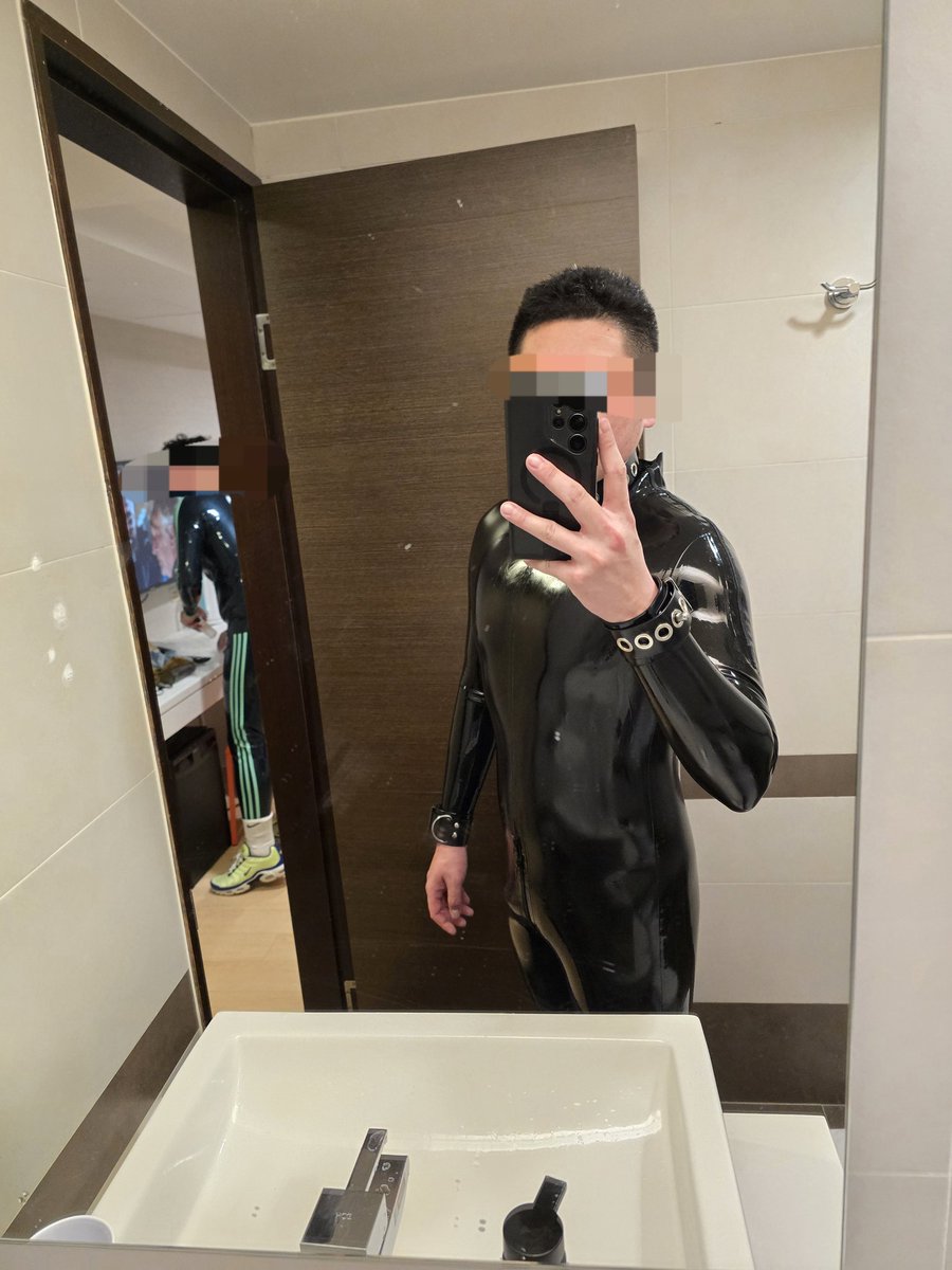 今天穿全黑去膠夜
有誰會去的啊！
找我一起喝酒

猜猜後面是誰😁😁

#latex