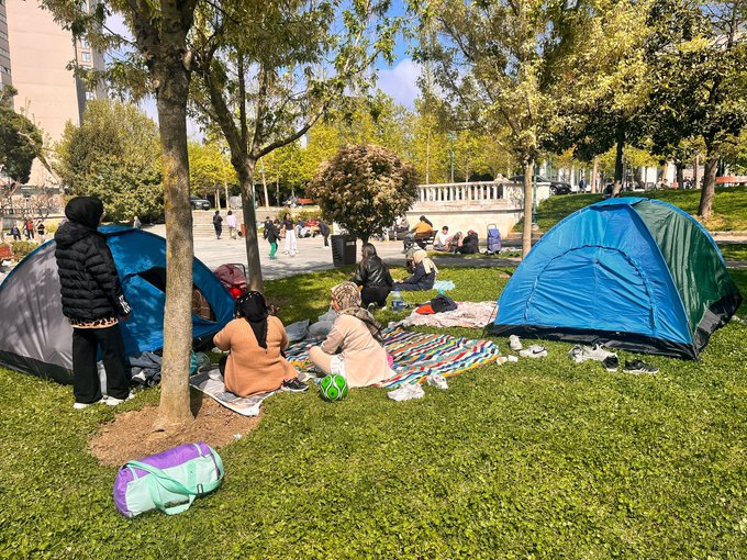 tcbuyuksehIr1's tweet photo. İstanbul'daki deprem sonrası vatandaşlar toplanma alanı olarak Taksim Gezi Parkı'na akın etti. https://t.co/vVUxRrWTNX