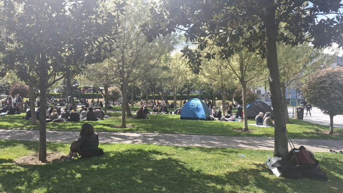 tcbuyuksehIr1's tweet photo. İstanbul'daki deprem sonrası vatandaşlar toplanma alanı olarak Taksim Gezi Parkı'na akın etti. https://t.co/vVUxRrWTNX