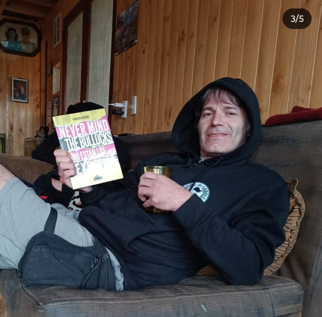 stgoandereditor's tweet photo. La banda que acompaña a #Evaristo también se llevó sus libros. Saludos Abel, Tripi, Paco y Alberto 🥳📚🚀🔥
#RockAndRolo #DK #SexPistols #RockParia
#LaPollaRecords #Gatillazo #TheMeas #TheCagas #TropaDoCarallo https://t.co/2JVKjBPx5M