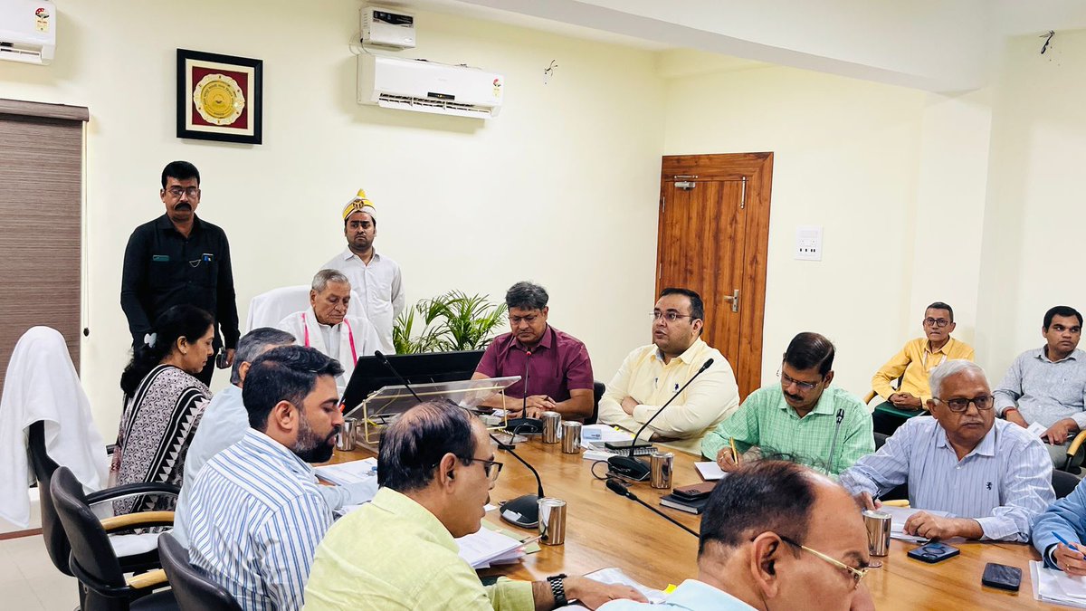 मा. गन्ना मंत्री लक्ष्मी नारायण चौधरी व प्रमुख सचिव चीनी उद्योग एवं गन्‍ना विकास विभाग की अध्यक्षता में दिनांक 23.04.2025 को गन्ना  संस्थान  के सभाकक्ष में विभागीय समीक्षा बैठक मेें समस्त चीनी मिल स्वामी, महासचिव इस्मा और अध्यासी चीनी मिलें उ.प्र द्वारा प्रतिभाग किया गया।