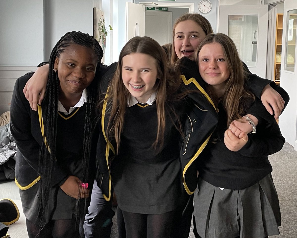 oratoryschool's tweet photo. Welcome back everyone! #BacktoSchool on #StGeorgesDay 🏴󠁧󠁢󠁥󠁮󠁧󠁿 It’s so nice to see everyone; it’s always far too quiet here without you. Here’s to a fantastic #TrinityTerm! #OratoryJoy #TheOratoryFamily https://t.co/omlmCYg44R