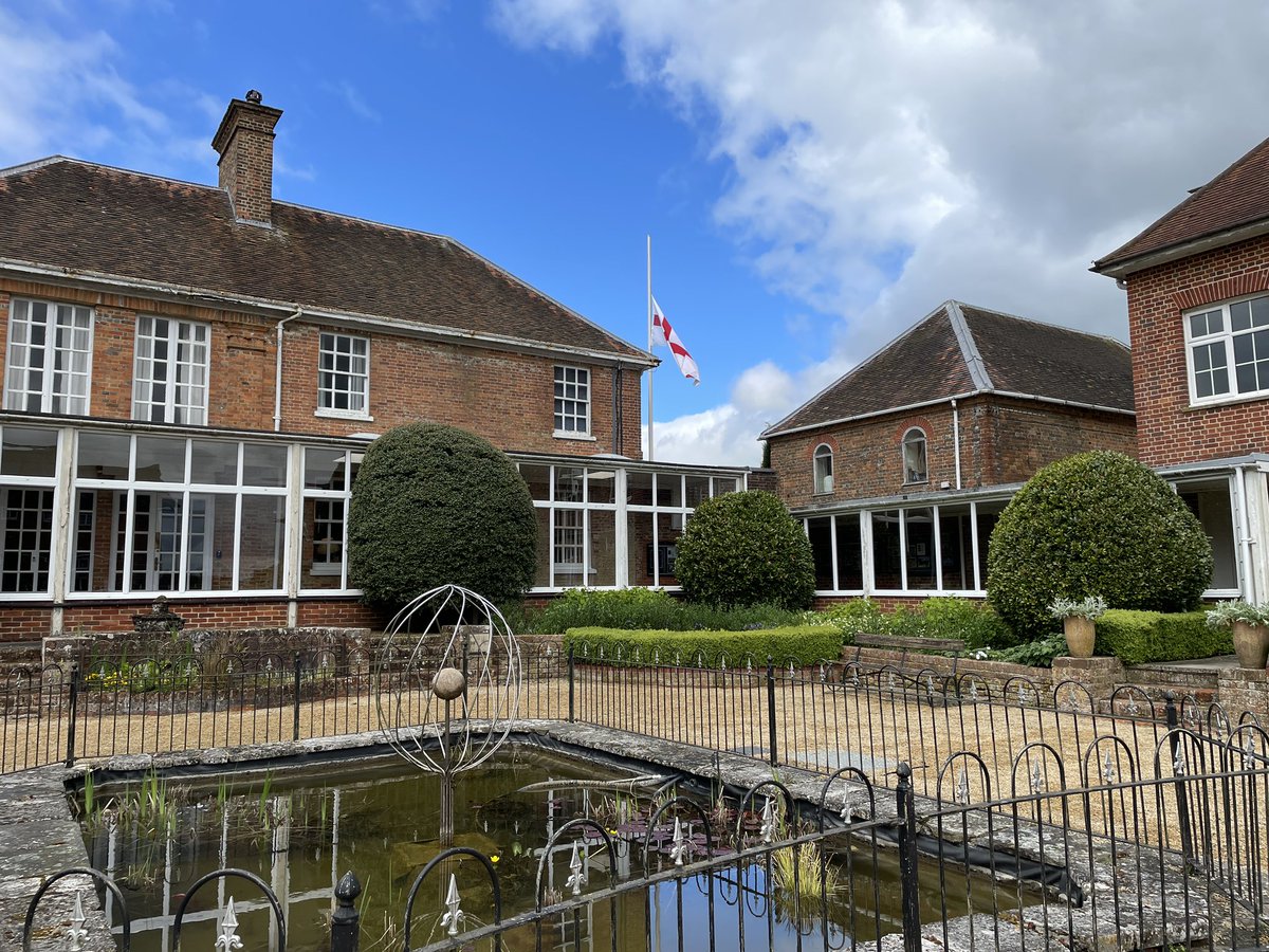 oratoryschool's tweet photo. Welcome back everyone! #BacktoSchool on #StGeorgesDay 🏴󠁧󠁢󠁥󠁮󠁧󠁿 It’s so nice to see everyone; it’s always far too quiet here without you. Here’s to a fantastic #TrinityTerm! #OratoryJoy #TheOratoryFamily https://t.co/omlmCYg44R