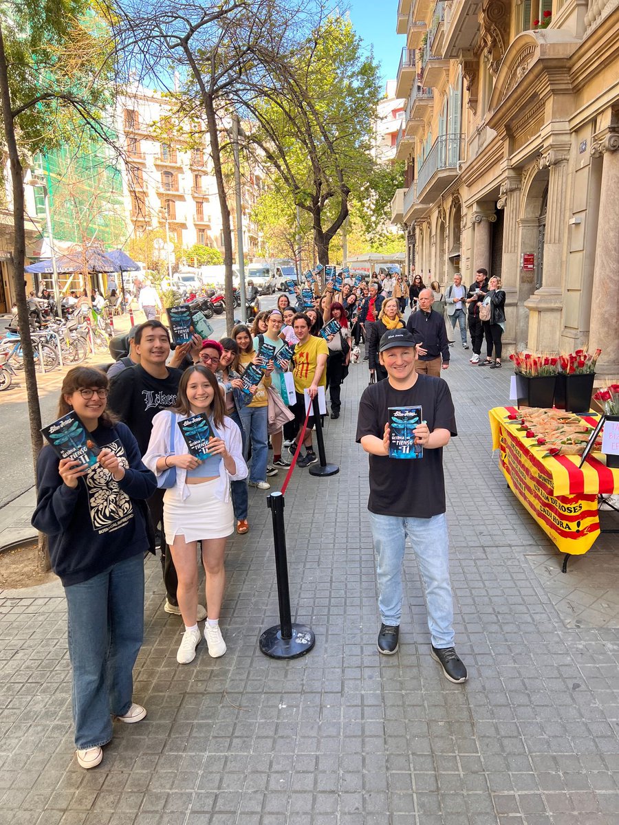 Muchas gracias a los que habéis venido a la firma de Abacus de la mañana! A las 17h nos vemos en FNAC Triangle de Plaça Catalunya! Estaré hasta las 20h.