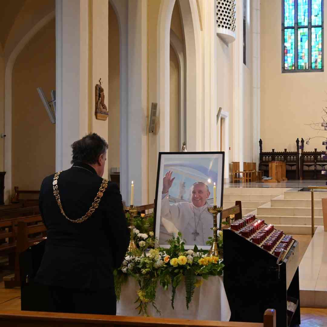 A book of condolences has been opened for Pope Francis at the Cathedral of St Mary &amp; St Anne, Shandon and online. 

The Lord Mayor attended the cathedral this morning to sign the Book of Condolences and will be encouraging Councillors and the wider community to sign the Book of