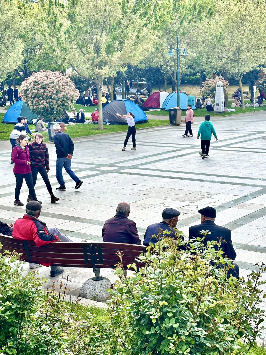 Depremler sonrası İstanbullular, Taksim Gezi Parkı’nda evcil hayvanlarıyla birlikte çadırlar kurdu.