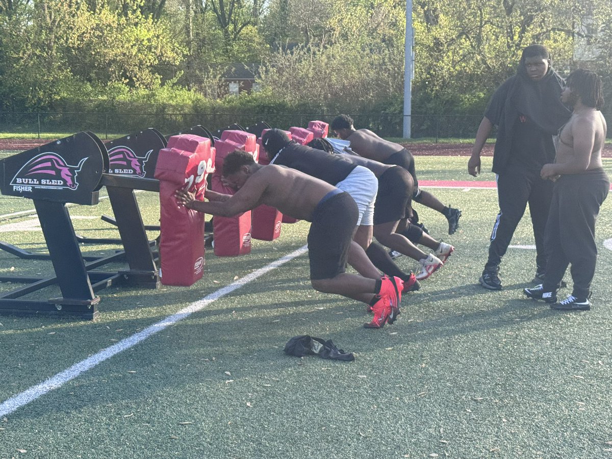 jtownfball314's tweet photo. J Town Football Spring Practice #7. DBs & DLinemen 🥊ing that ⏰! Only A Few More Left!! #FindOutSeason #WarriorDNA @coachdgreen_ @BTate_05 @CoachTOwens_ @CorbinDayday @klwilk88 @MarketAthletes @pHalfacre_STL @Varsitycombine1 @KaleeDavidson2 https://t.co/76g3JamEU8