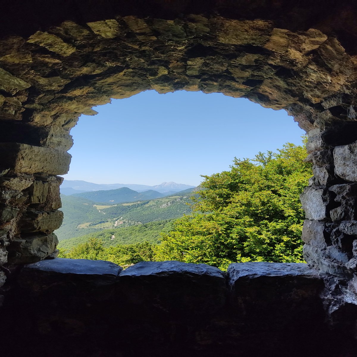 ✨Destaquem Gombrèn, un municipi conegut per la seva història medieval i entorn natural. Diu la llegenda que la figura mítica del comte Arnau (conegut pel poema èpic de Joan Maragall) és condemnat a vagar de nit per les muntanyes d’aquesta zona com a càstig pels seus pecats.