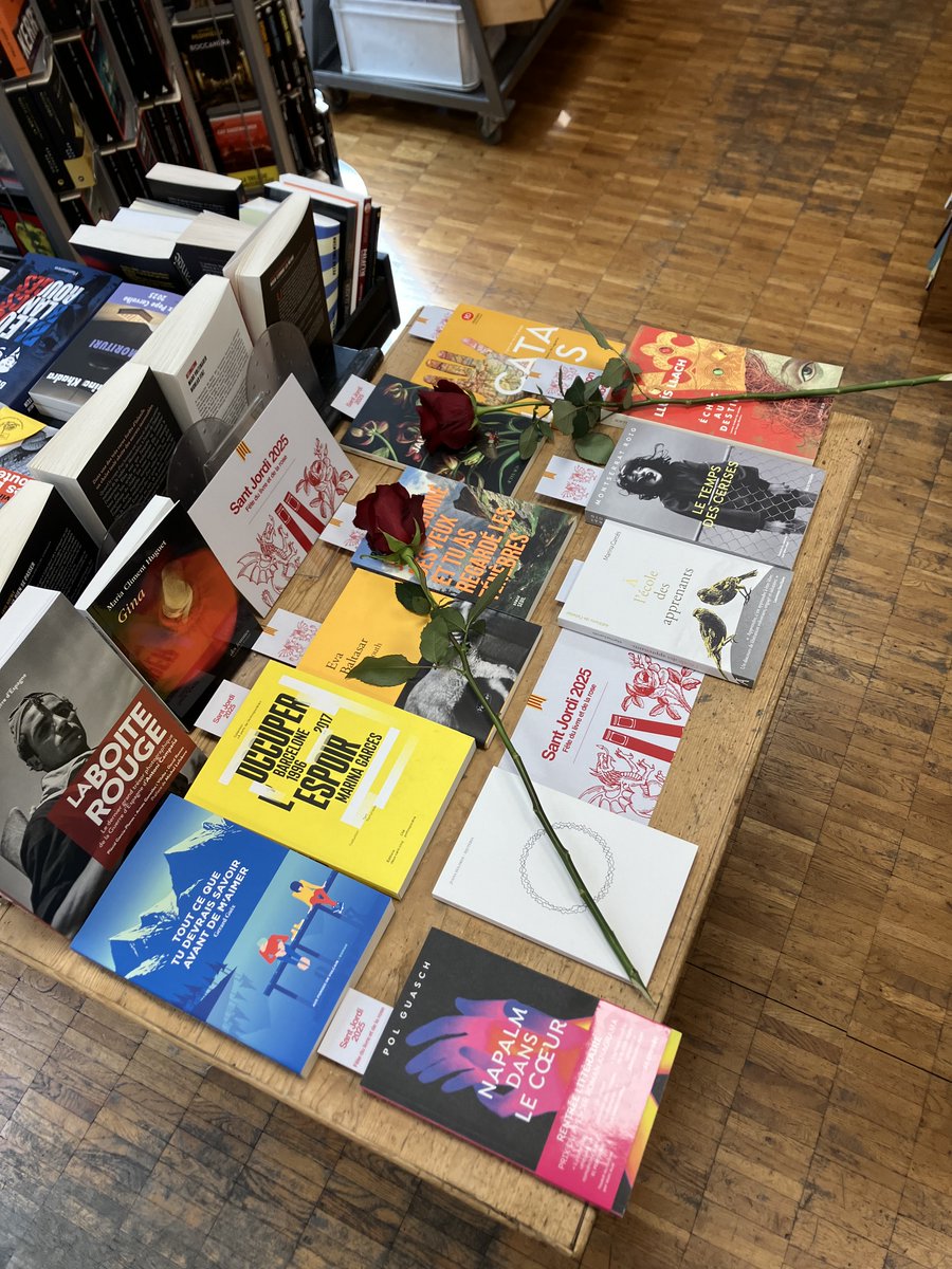 📚 🌹 Aquest dissabte 26 d’abril celebrem #SantJordi a Suïssa a les següents llibreries (veure fil). Amb a compra d’un llibre d’un autor/a català/na rebràs una rosa, un "tote-bag", i un punt de llibre.

#CelebraSantJordi25