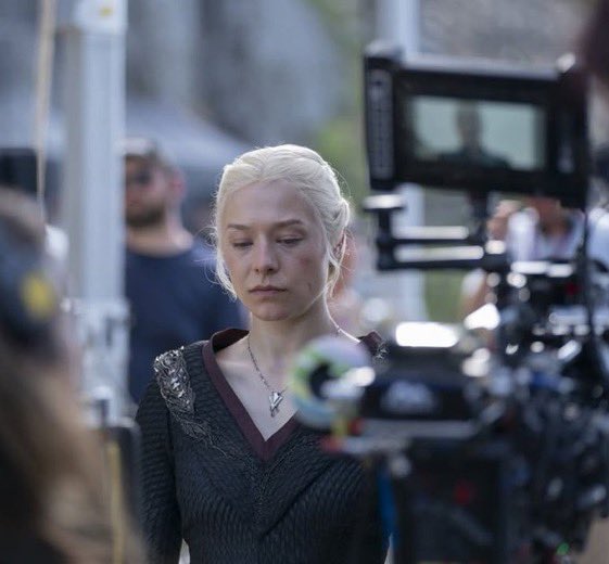 arquivodarcy's tweet image. 🚨| Novas fotos de Emma nos bastidores de house of the dragon
Elu sorridin na primeira foto ❤️🩹
