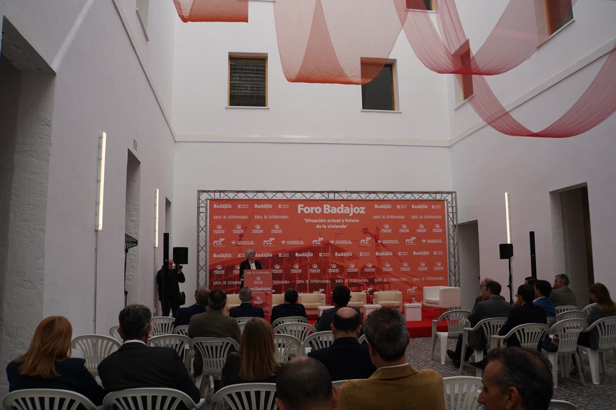 📢La directora general de SEPES <a href="/leireis/">Leire Iglesias</a> , ha clausurado hoy el foro sobre suelo y vivienda organizada por <a href="/crobadajoz/">La Crónica de Badajoz</a> 

💬“Tenemos que garantizar a la ciudadanía el acceso a una vivienda digna y de calidad que es a lo que nos obliga nuestra Constitución y en esa dignidad va