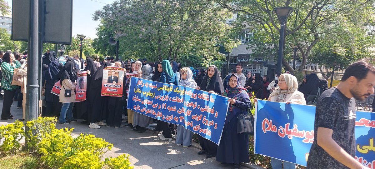 ms_saeedi's tweet photo. تجمع امروز مالباختگان شرکت
#یونیک_فاینانس در مقابل دادسرای عمومی و انقلاب تهران خواهان #بازگشت_بازپرس آقای #مهدی_یوسفیان_ملا و ورودمجدد به پرونده
سوم اردیبهشت ماه سال هزار و چهارصد و چهار
#کمپین_پیگیری_مطالبات_یونیک_فاینانس 
#فرزین_فردین_فرد 
#حسین_سالاری_مقدم 
#نیما_طبری_فرد https://t.co/HgTQNBYfqb