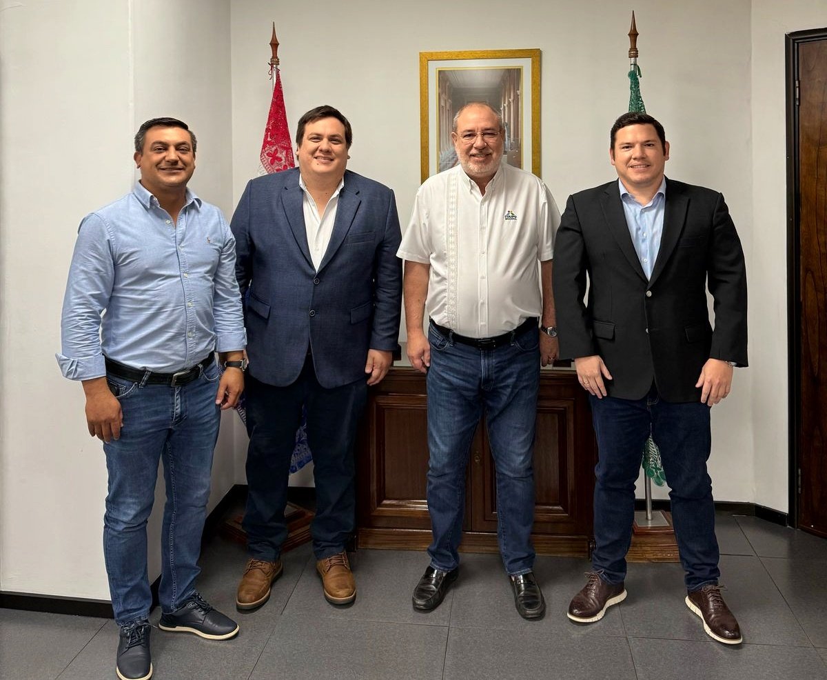 Visita clave al director de ITAIPÚ, <a href="/luchozacariasAP/">Lucho Zacarías</a>, junto a los diputados Edgar “Nito” Chávez y Ale Aguilera. Coordinamos obras y nuevos proyectos para el Departamento de Guairá. 

¡Gestión en equipo para el desarrollo de Guairá!

#DejemosHuellas #GobiernoDelParaguay 🇵🇾