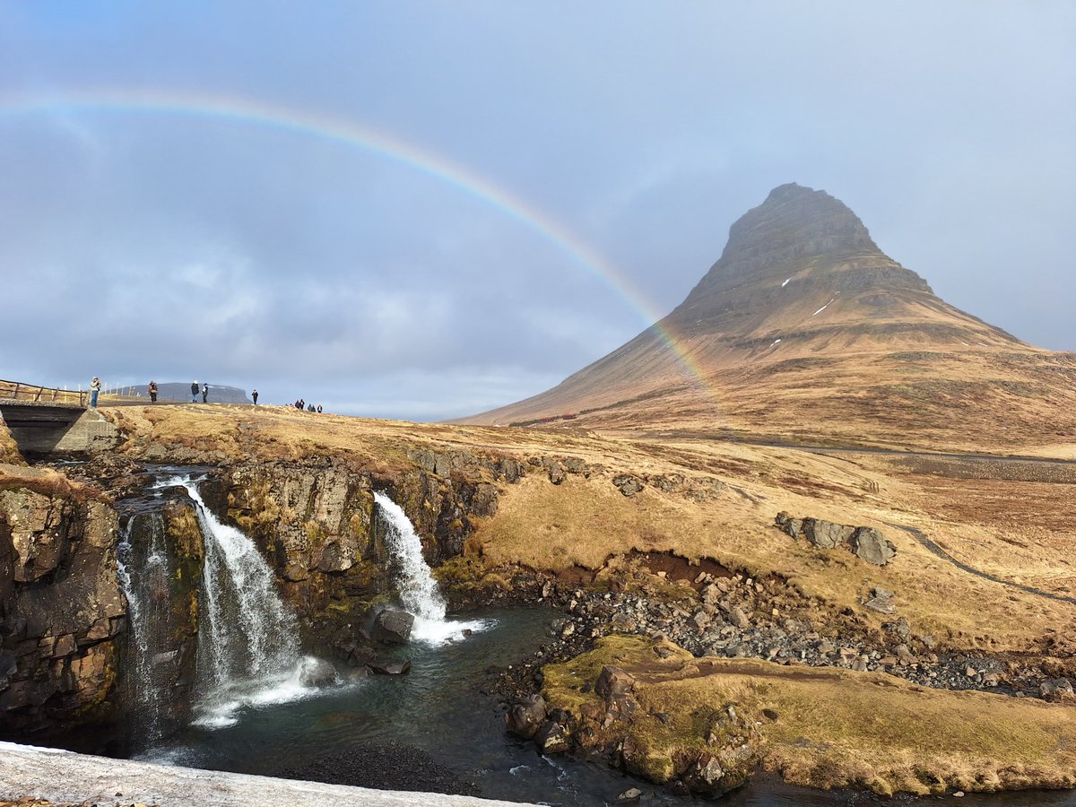 IcelandBus's tweet image. Where there are rainbows over waterfalls and mountains, where the sea carves stories into black sand - welcome to the Snæfellsnes Peninsula ⛰️🌈🌊

📸 by our wonderful guide Alain Corbeau

#Iceland #Kirkjufell #Arnarstapi #Snæfellsnes