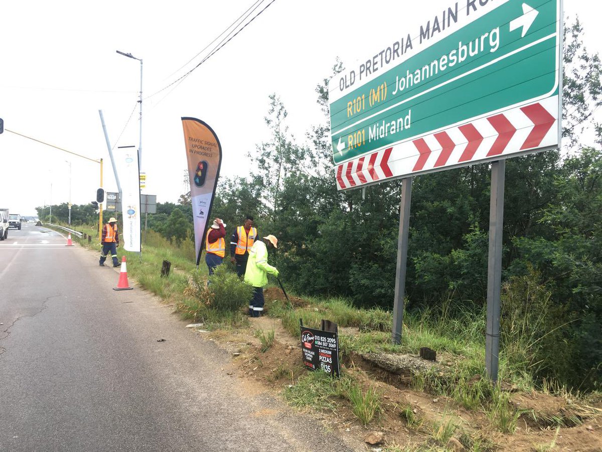 Traffic Signals Repairs in Progress!

We are enhancing road safety at  Woodmead &amp; Eastern Service/Old Pretoria Main Road intersection in #Johannesburg!

Road users can expect improved traffic signal upgrades as part of the #AdoptAndProtectARobot initiative.

Safer roads, better