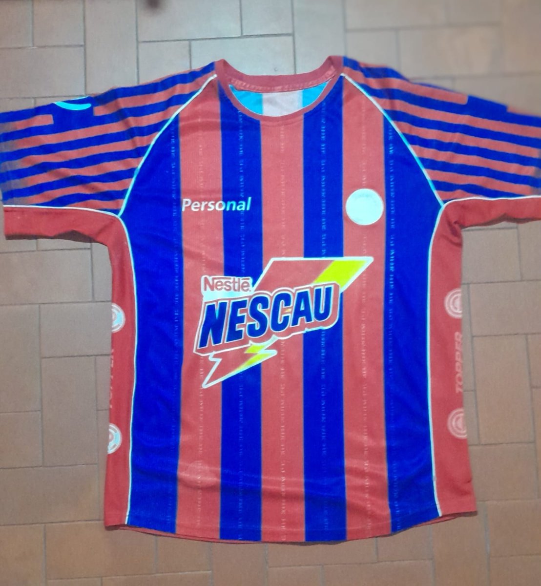 Tenemos p/ vender estas camisetas, en muy buen estado! Seria por motivos económicos, p/ ayudar a un amigo mío, que esta re necesitando! Si les interesa, no duden en escribirme! Voy alzando,con los precios y tamaños!
1º PUMA 7 (XL) 350.000
2º NESCAU (detalle el escudo) XL 300.000