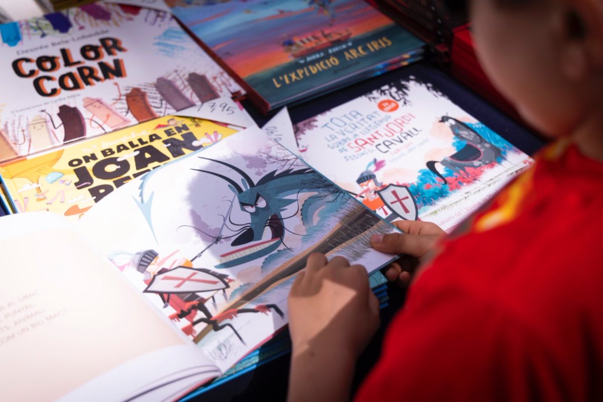 Sant Jordi és la gran festa de la ciutadania, la festa de la cultura catalana per excel·lència. 
Omplim els carrers de llibres i roses, gaudint de la lectura, de la trobada amb els nostres escriptors/es.

Bona Sant Jordi a tothom!