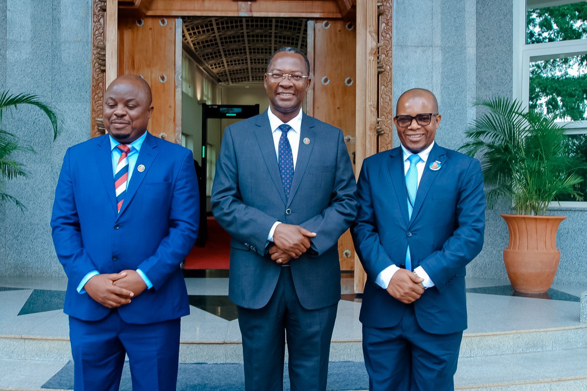 Waziri wa Nchi, Ofisi ya Rais-UTUMISHI na Utawala Bora, Mhe. George Simbachawene akiwa katika picha ya pamoja na Viongozi na Wakuu wa Taasisi wa Ofisi yake kabla ya kuwasilisha Hotuba kuhusu Makadirio ya Mapato na Matumizi ya Ofisi hiyo kwa mwaka wa fedha 2025/26 jijini Dodoma.