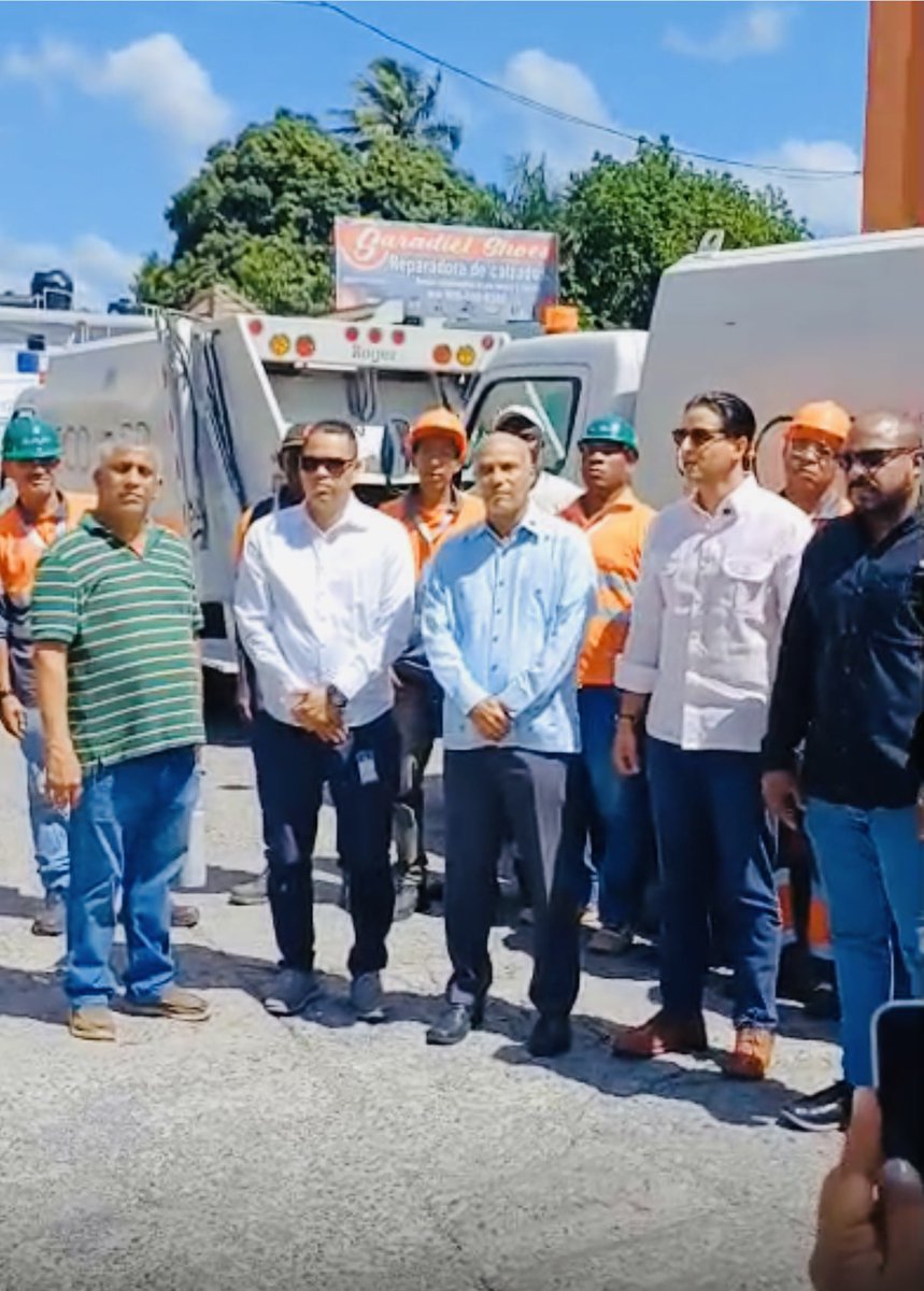 AngelAquinoRD's tweet photo. Junto al alcalde Fidel de los Santos damos inicio al operativo especial de limpieza en Pantoja, reafirmando nuestro compromiso con la gestión de residuos y un entorno más limpio y saludable para todos. ¡Seguimos trabajando por comunidades más verdes y sostenibles! #UGRA #PantojaLimpio @Eco5Rd